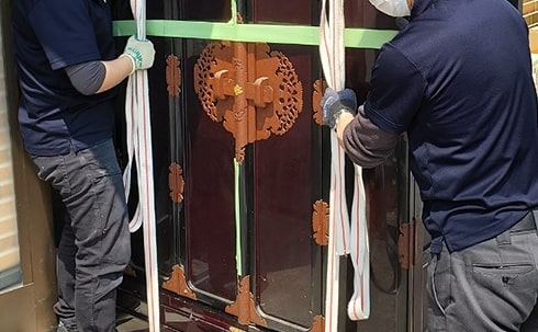 大型家具の回収もお任せを。熟練のスタッフが安心・安全に搬出！