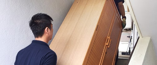重たい家具でも丁寧に運び出し