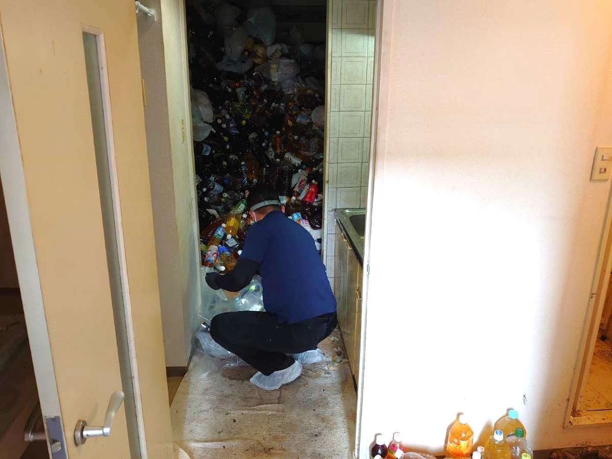 「ゴミ屋敷化した部屋を数日に分けて片付けました」作業写真