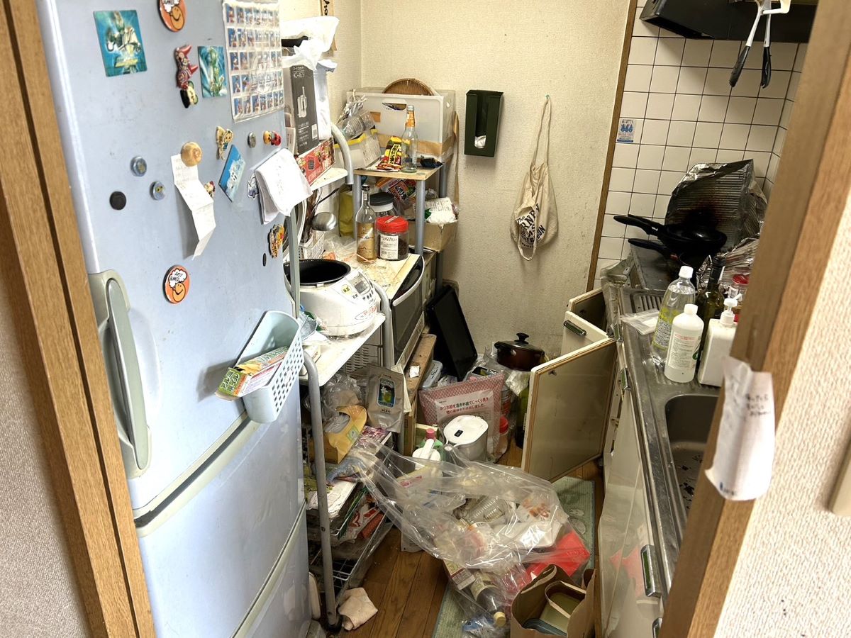 「引越し前のお部屋に残された家電や家具などの不用品回収」作業写真