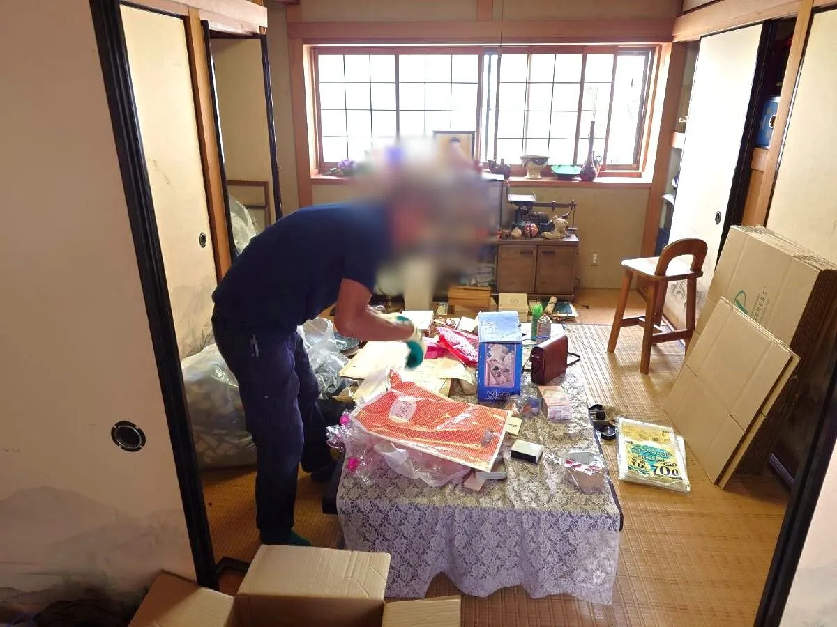 「3DKの一軒家から家具家電・着物・宝飾品などを片付けさせていただきました」作業写真