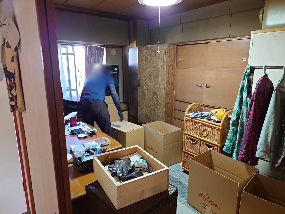 「集合団地のお部屋から家具・家電・カーペットなどの不用品を回収しました」作業写真