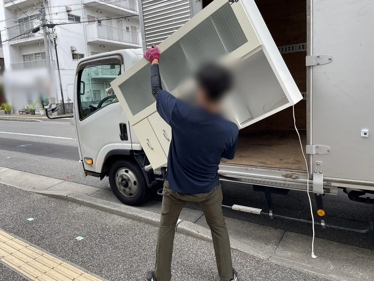 「マンションの一室からレンジ台を回収させていただきました」作業写真
