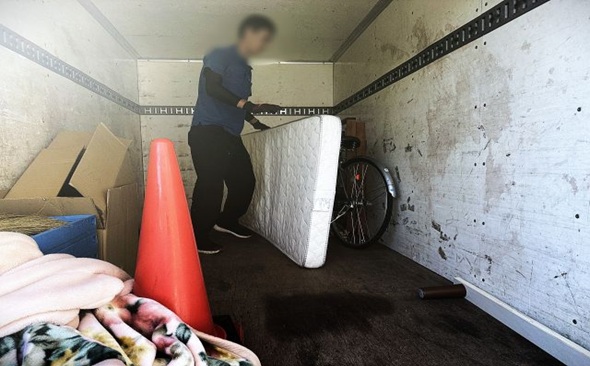 「アパートから引越しにより不要になったベッドや自転車をお引き取りしました」作業写真