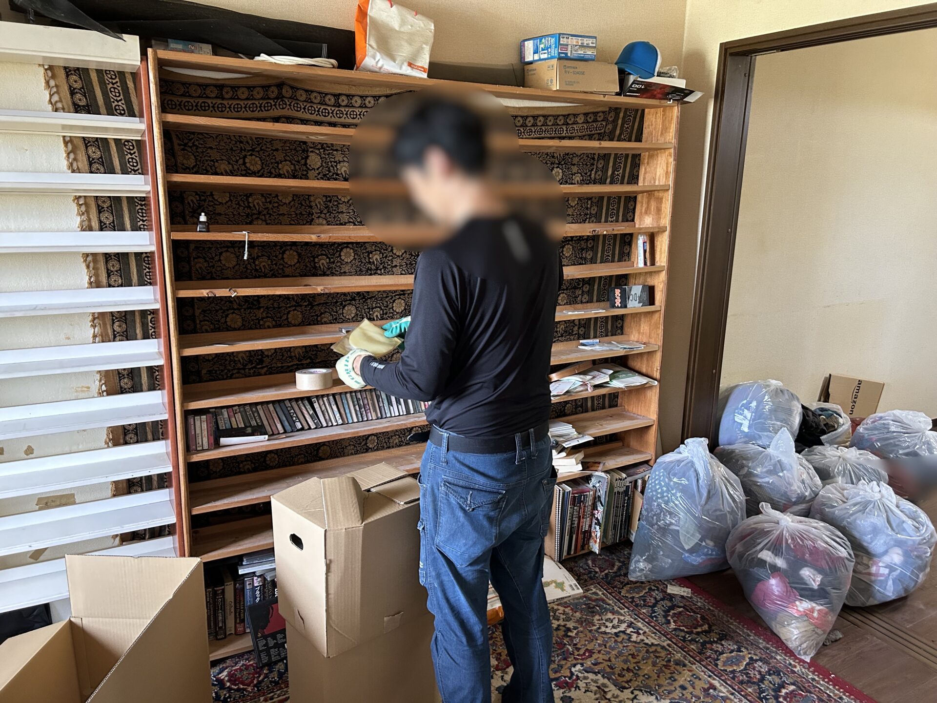 「大量のビデオテープやCD、楽器、本棚などをまとめて回収しました」作業写真