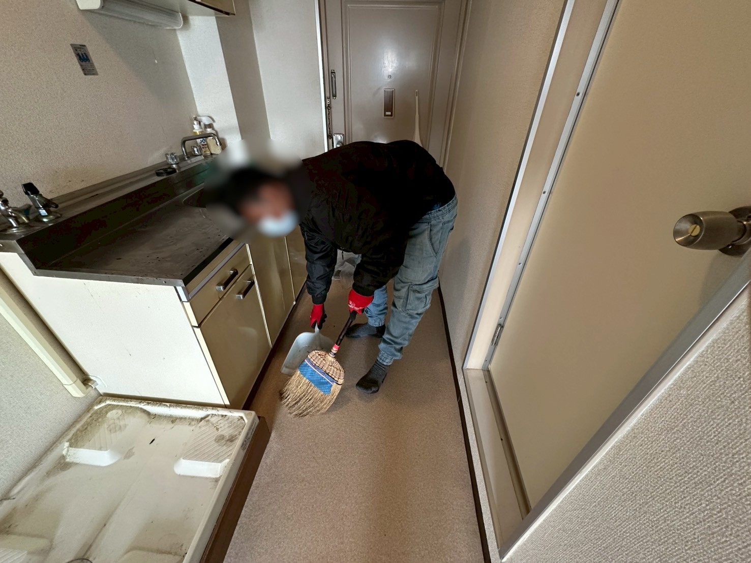 「お部屋の退去に伴い不要なベッドや冷蔵庫などをまとめて回収しました」作業写真