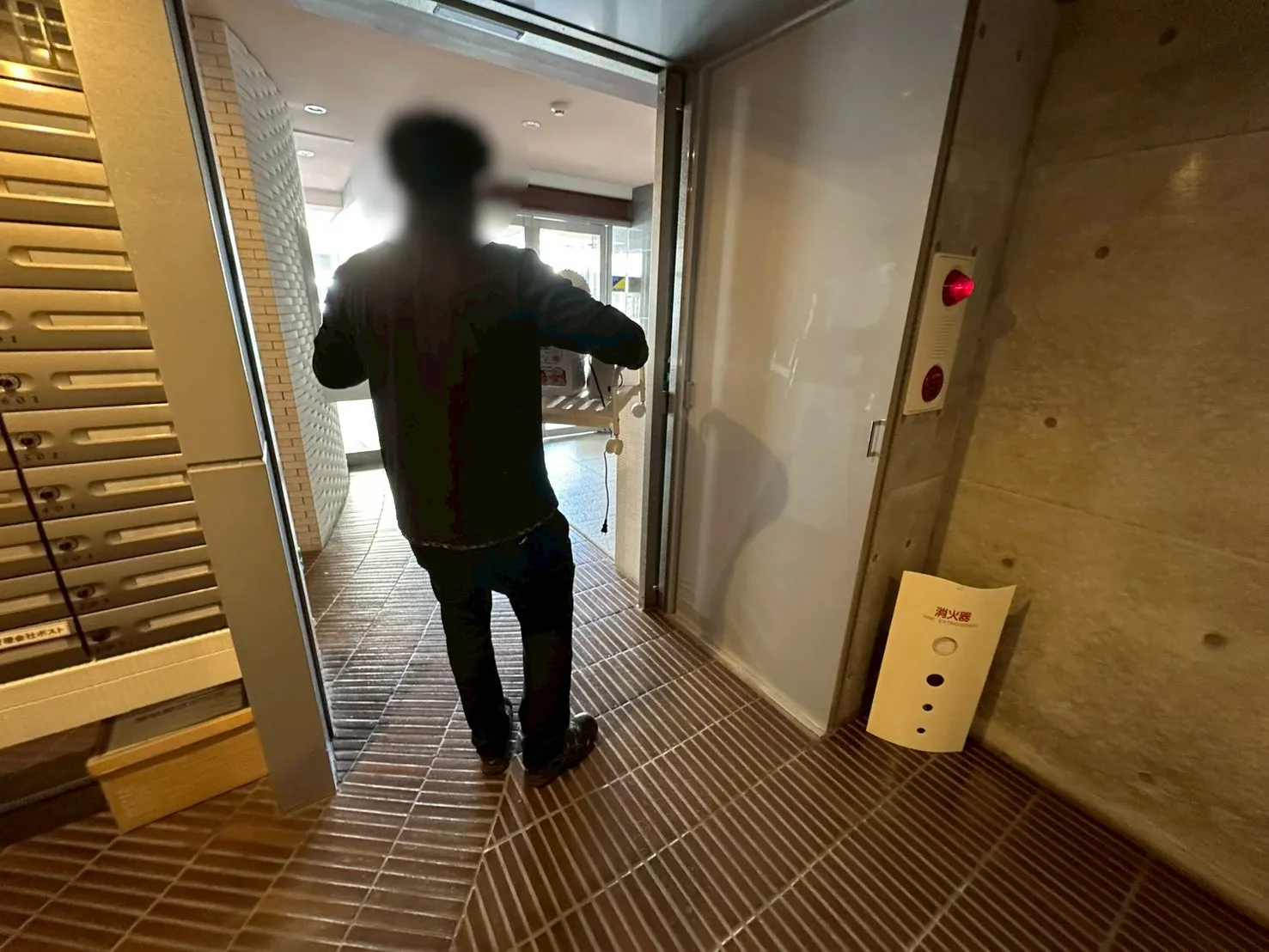 「エレベーターがないマンションのお部屋からマットレスなどを回収しました」作業写真